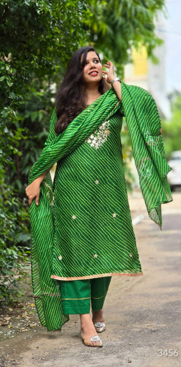 💚 HaripriyaStep into Festive Elegance with Classic Leheria Charm 💚