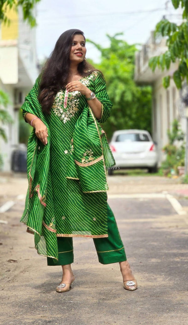 💚 HaripriyaStep into Festive Elegance with Classic Leheria Charm 💚