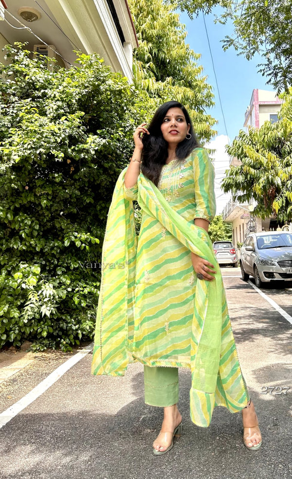 🌿 TarakiniTwirl in Tradition with Graceful Leheria Elegance 🌿