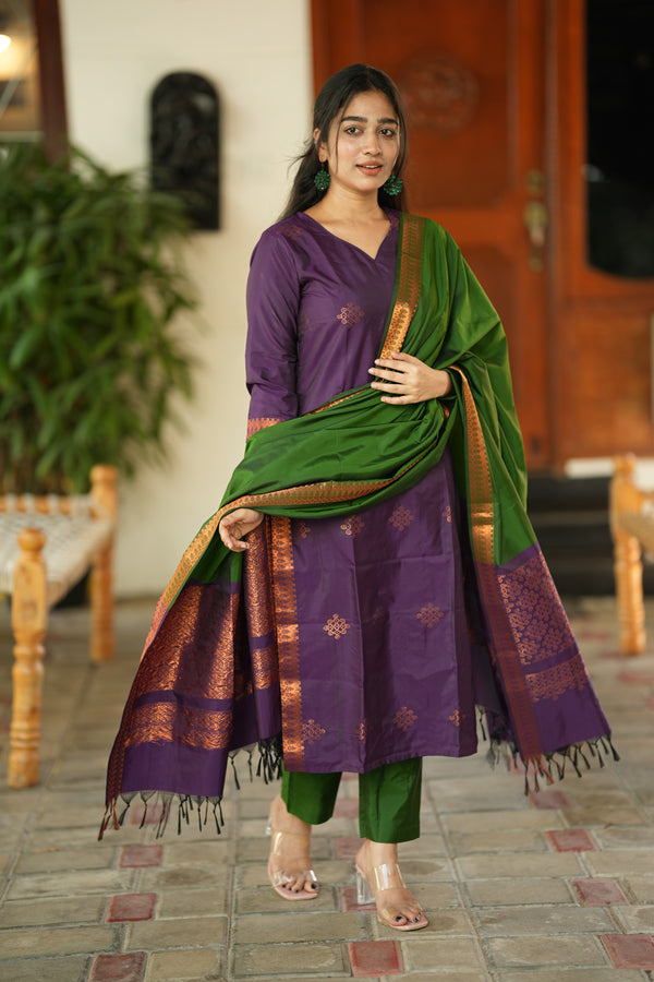 🌿 “Regal Weave – Purple & Green Pochampally Set”