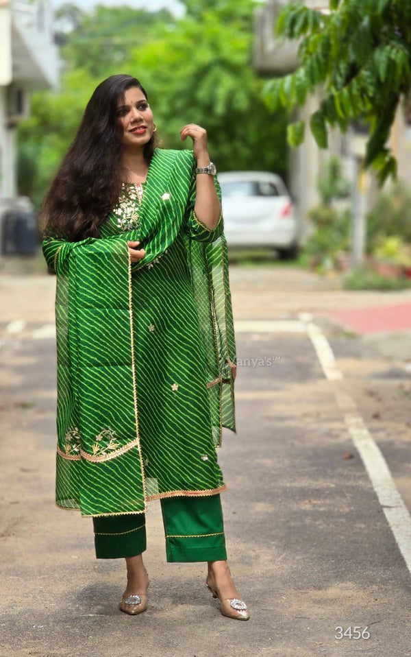 💚 HaripriyaStep into Festive Elegance with Classic Leheria Charm 💚