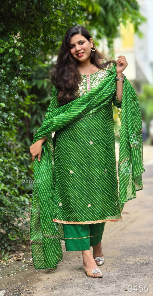 💚 HaripriyaStep into Festive Elegance with Classic Leheria Charm 💚
