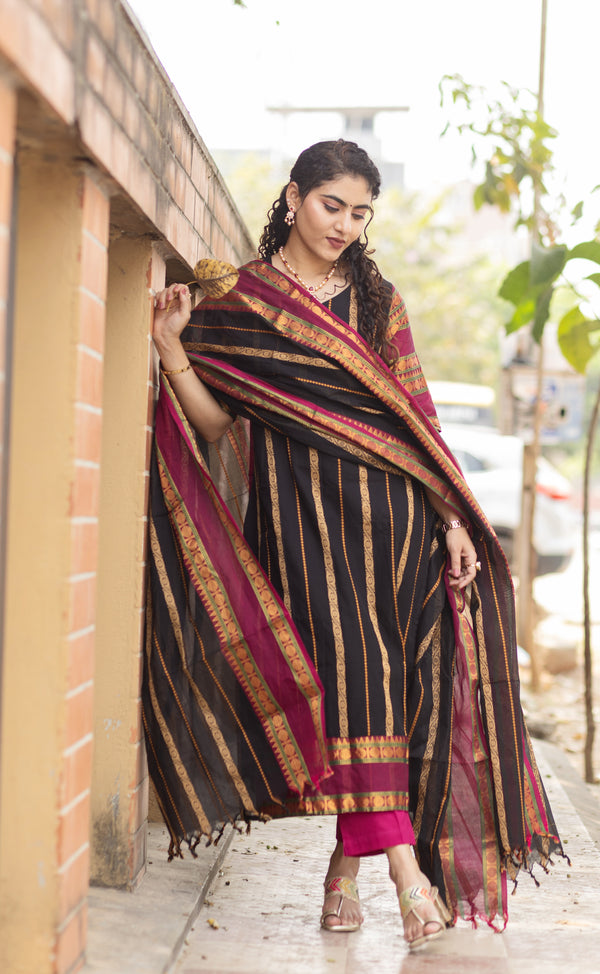 Veldhaari Pattu South Cotton – Midnight Gold Elegance