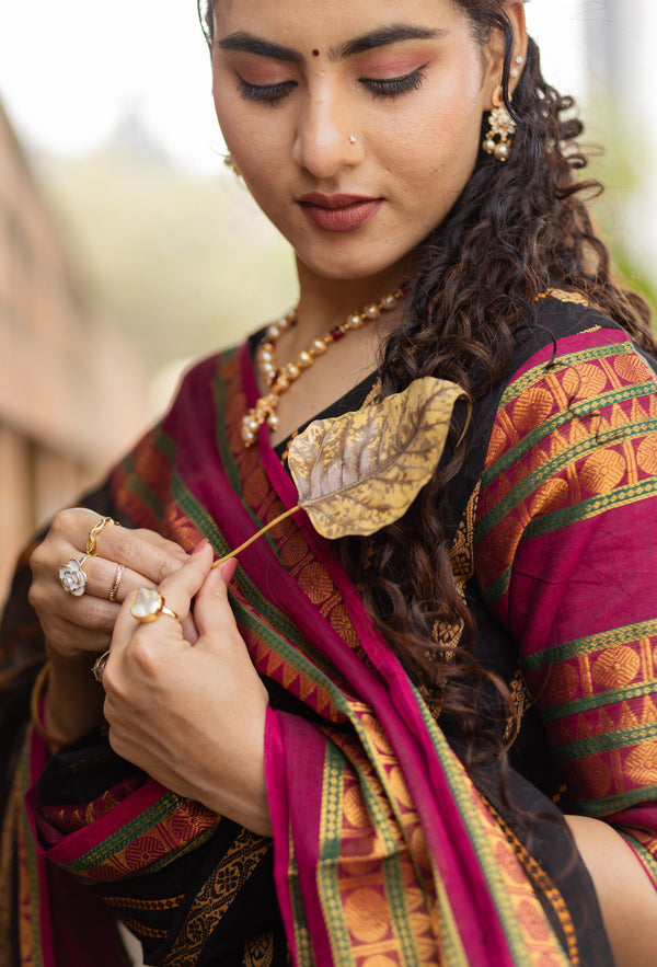 Veldhaari Pattu South Cotton – Midnight Gold Elegance
